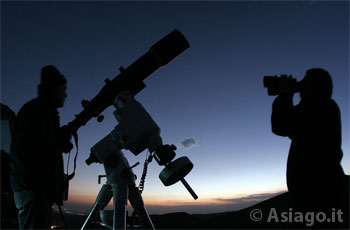 Persone con telescopio