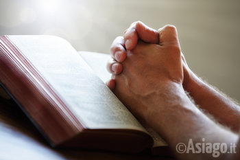 Mani in posizione di preghiera
