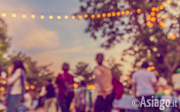 Gente sfocata a una festa all'aperto