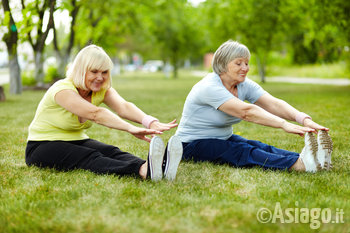 Donne che fanno un esercizio di stretching all'aperto