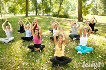 Donne in posizione yoga all'aria aperta