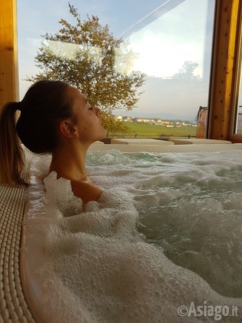 Idromassaggio in Jacuzzi nella Spa Natura del Gruuntaal di Asiago