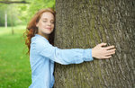 Ragazza abbraccia un albero