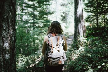 Ragazza cammina nel bosco