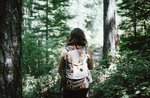 Ragazza cammina nel bosco