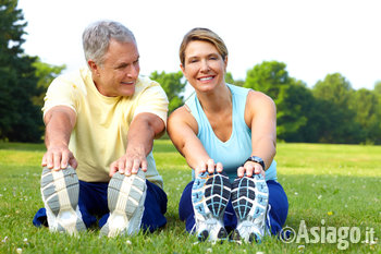 Uomo e donna che fanno stretching all'aria aperta