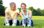 Uomo e donna che fanno stretching allaria aperta