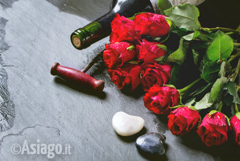 Rose con bottiglia di vino per san valentino