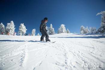 Bambino sullo snowboard 