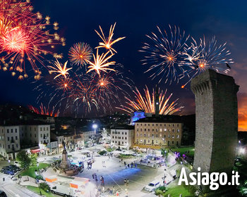 Fuochi d'artificio dalla Torre Scaligera di Enego