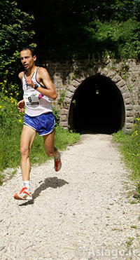 Corridore vicino a galleria - Corsa del Trenino