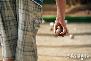 dettaglio di uomo che gioca a bocce