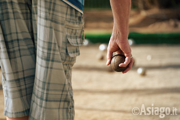 dettaglio di uomo che gioca  a bocce