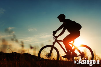 escursione in mountain bike al tramonto