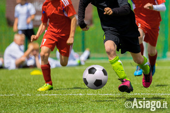 giocando a calcio