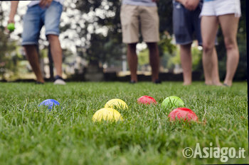 Persone che giocano a bocce