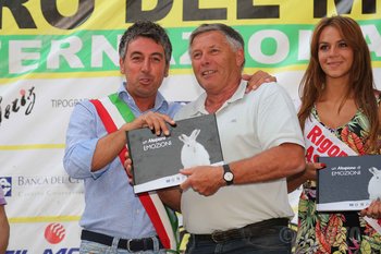 Podio 2015 con sindaco munari premia valter dal pozzo di canove collaboratore organizzativo