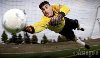 Portiere di calcio in tuffo