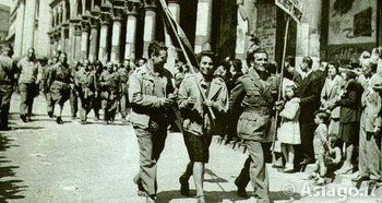Partigiani sfliano dopo la liberazione Partigiani sfliano dopo la liberazione