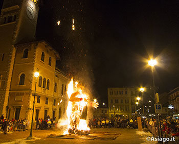 Schella marzo grande falo della vecia asiago