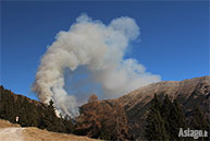 Nube di fumo in Val Renzola per l'incendio