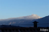 Il fumo intenso dell'incendio di Asiago