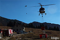 Feuerwehr und Hubschrauber in Aktion, löschte das Feuer von Asiago