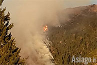 Das Feuer und die Flammen des Feuers bei Asiago der 28.12.2015