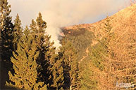 Rauchsäule über dem Val Renzola während des Brandes