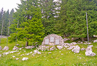 Monumento ai Caduti nei pressi di Malga Slapeur