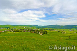 Asiago visto dalla strada verso il forte Interrotto