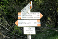 CAI signs at the junction of Val Renzola