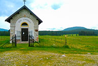 Die Kapelle von San Lorenzo in der Nähe des Hotel Marcesina