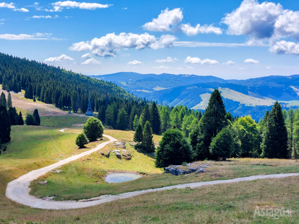 Uno sguardo sul sentiero appena percorso e sul panorama delle montagne