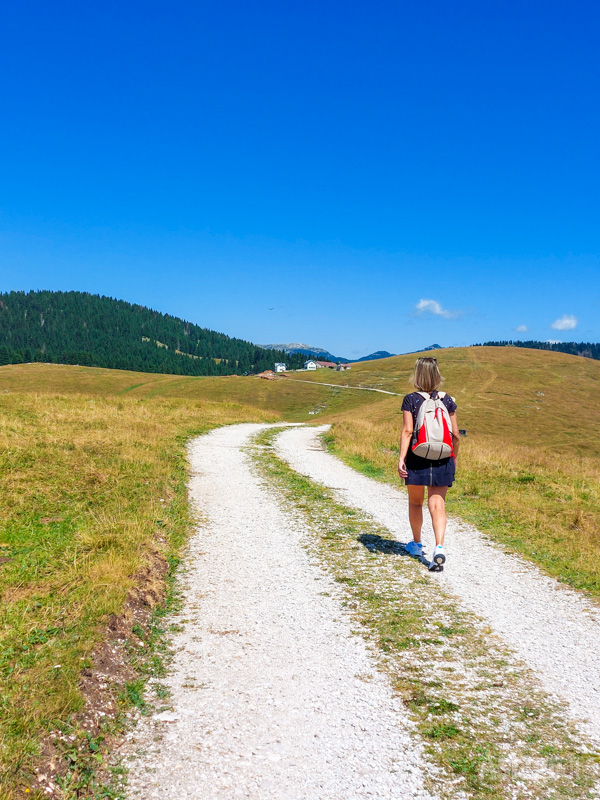 La nostra Alessia ci fa strada verso Malga Longara di Dietro