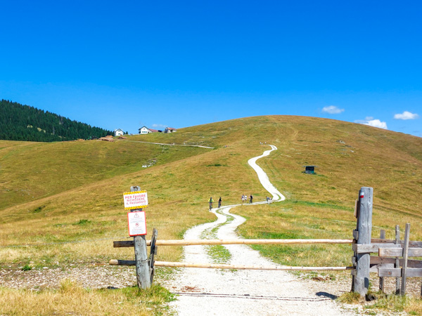 Passaggio apribile per passare sia a piedi che in E-Bike o MTB