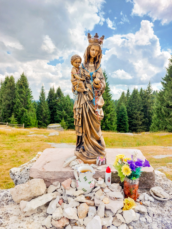 La statua della Madonna con Gesù bambino