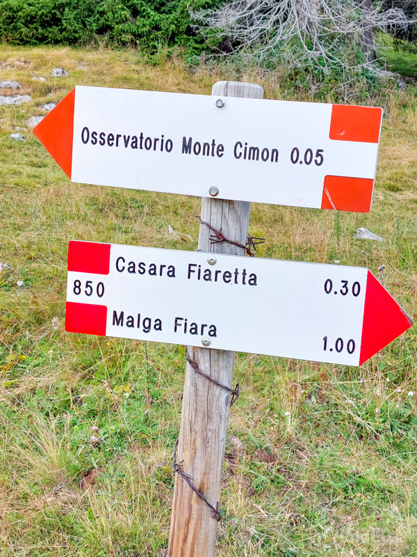 Il cartello con indicazioni per l'osservatorio del Monte Cimon