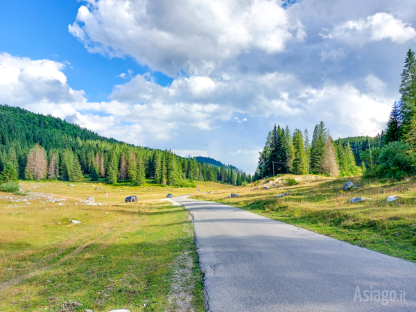 Si prosegue di fianco alla strada asfaltata verso la Chiesetta degli Alpini