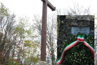 Kreuz mit Beschriftung auf Mount Cornone Daumen