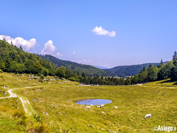 Blick von der Hauptstadt von Bocchetta pau Auf dem Pool von Alpeggio