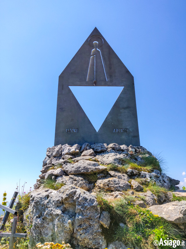 Denkmal der Mutter gottesfürchen Mutter helfen uns