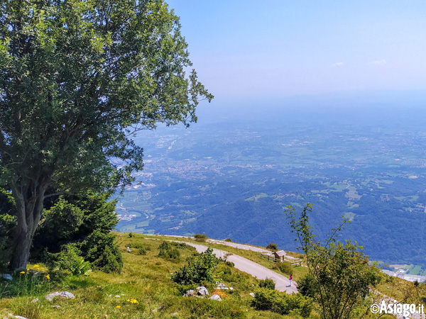 Spektakulärer Blick auf die Ebene von der Caltrano Malghe Tour