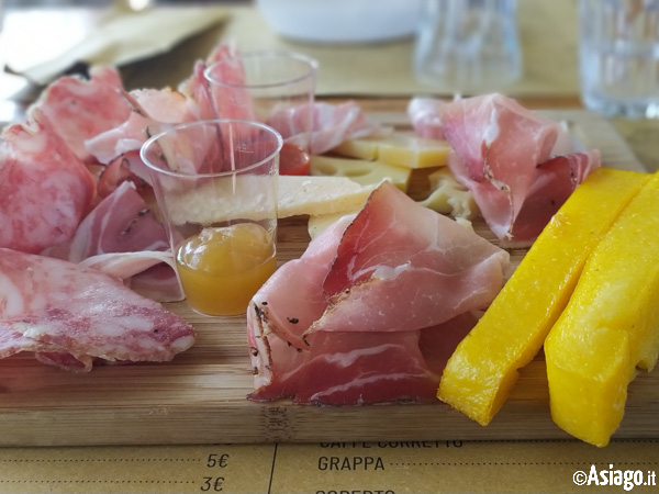 Tagliere Misto di Formaggi e Salumi a Malga Serona