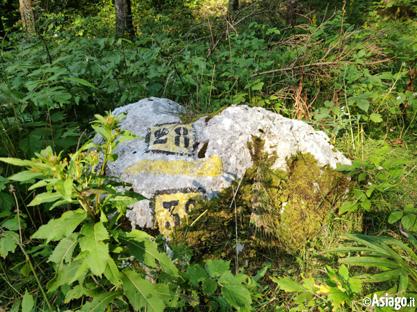 Beschilderung auf Rock