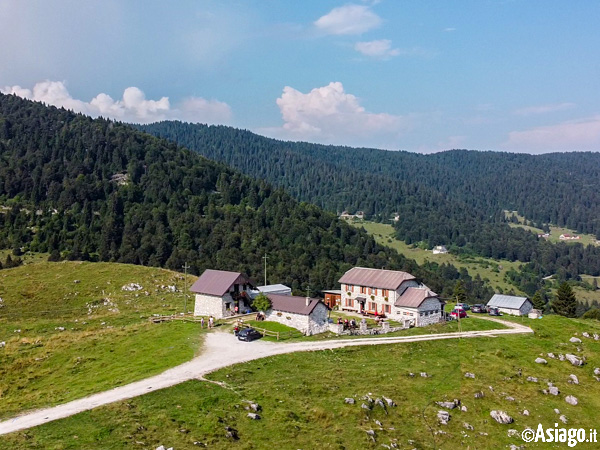 Vista aerea su malga serona