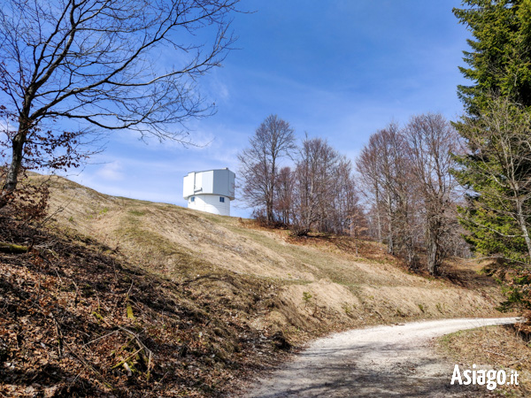 Blick auf die Beobachtungsstation vom Wanderweg