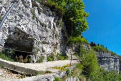 Passaggio pericoloso sulla strada di arroccamento del Monte Cengio