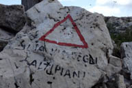 Die Angabe auf dem Felsen 