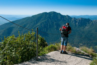 Wanderer bewundert Anfang Panoramaweg